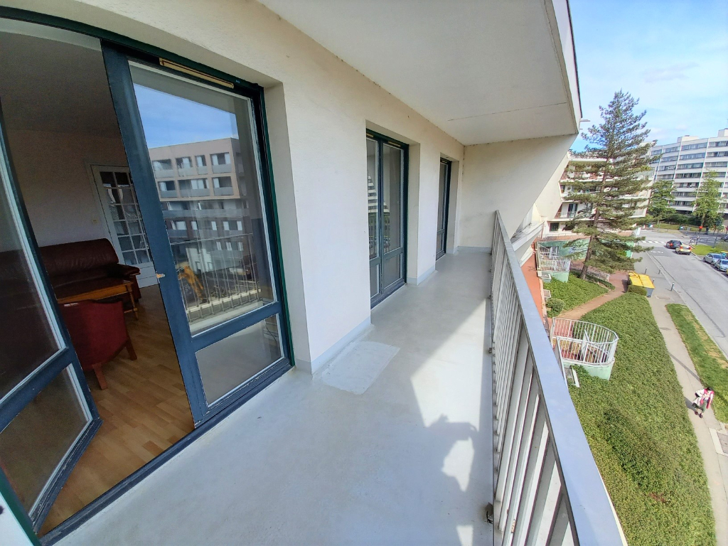 Rennes proche des Lices. Appartement 88 m\u00b2 , 2 chambres  avec double living Sud de 33 m\u00b2