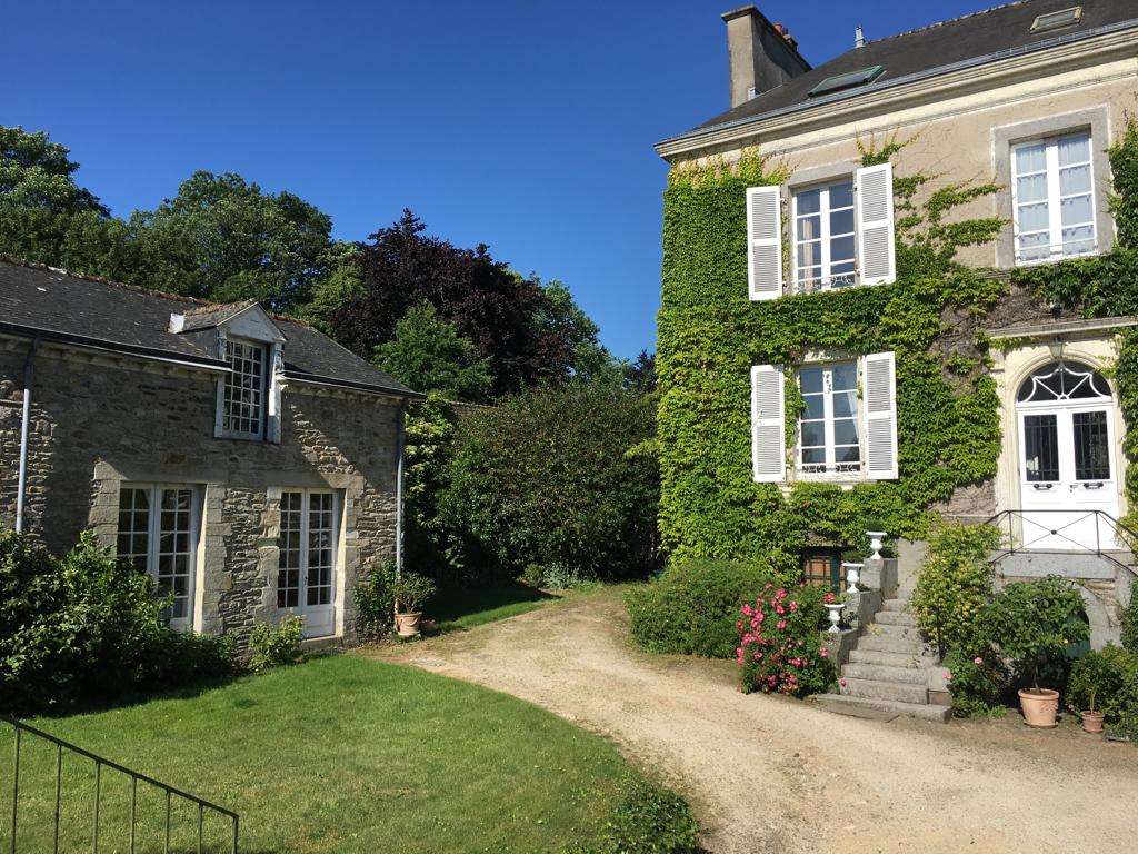 VITRE. Propri\u00e9t\u00e9 de charme avec parc et d\u00e9pendances en centre ville