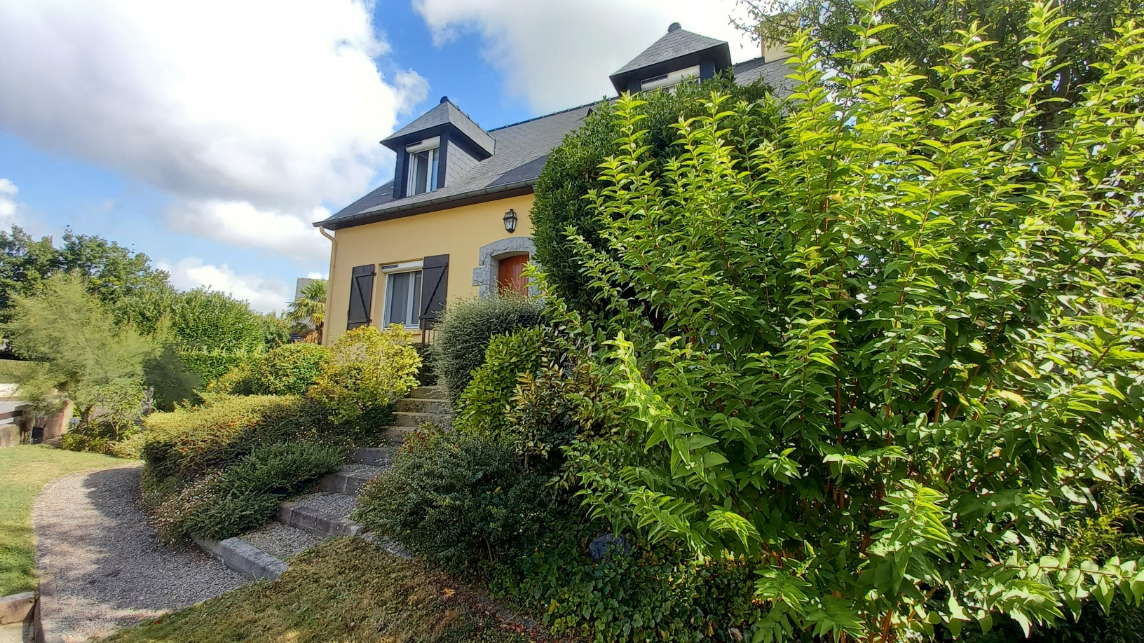 Maison T6 ind\u00e9pendante 100 m\u00b2 habitables en ville dans environnement calme